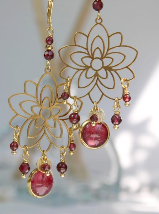 Boucles d'oreilles dorées grenat fleurs attrape rêve Gerbera Laoobijoux c