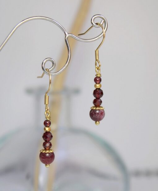 Boucles d'oreilles grenat rouge doré acier inoxydable Laoobijoux a