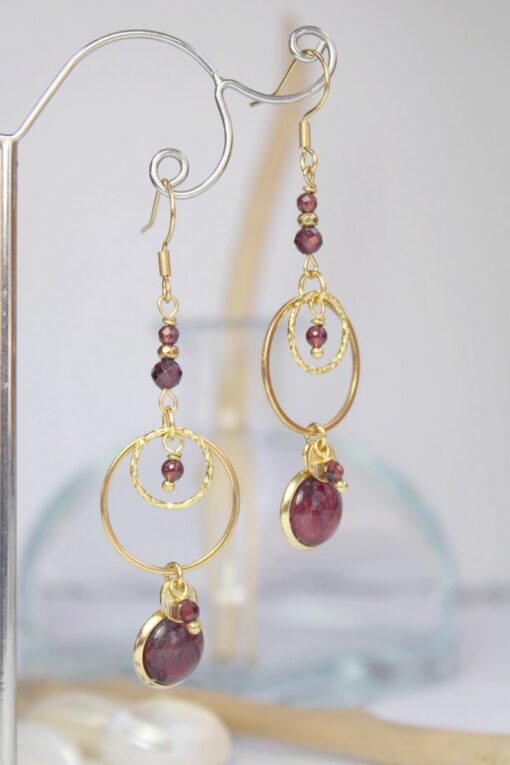 Boucles d'oreilles bordeaux pierre grenat pétales de Marguerite Laoobijoux a