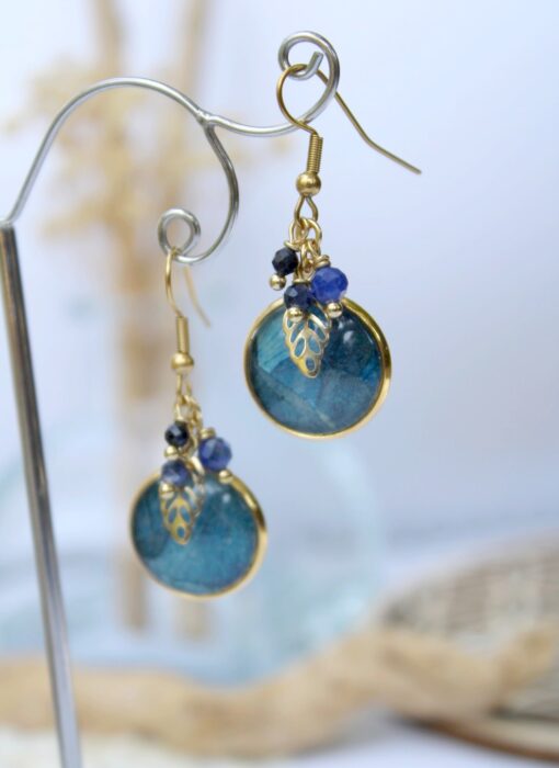 boucles d'oreilles bleues dorées Fleur de Pensée bleue Sodalite Saphir d'Inde Acier inoyxdable Or Laoobijoux e